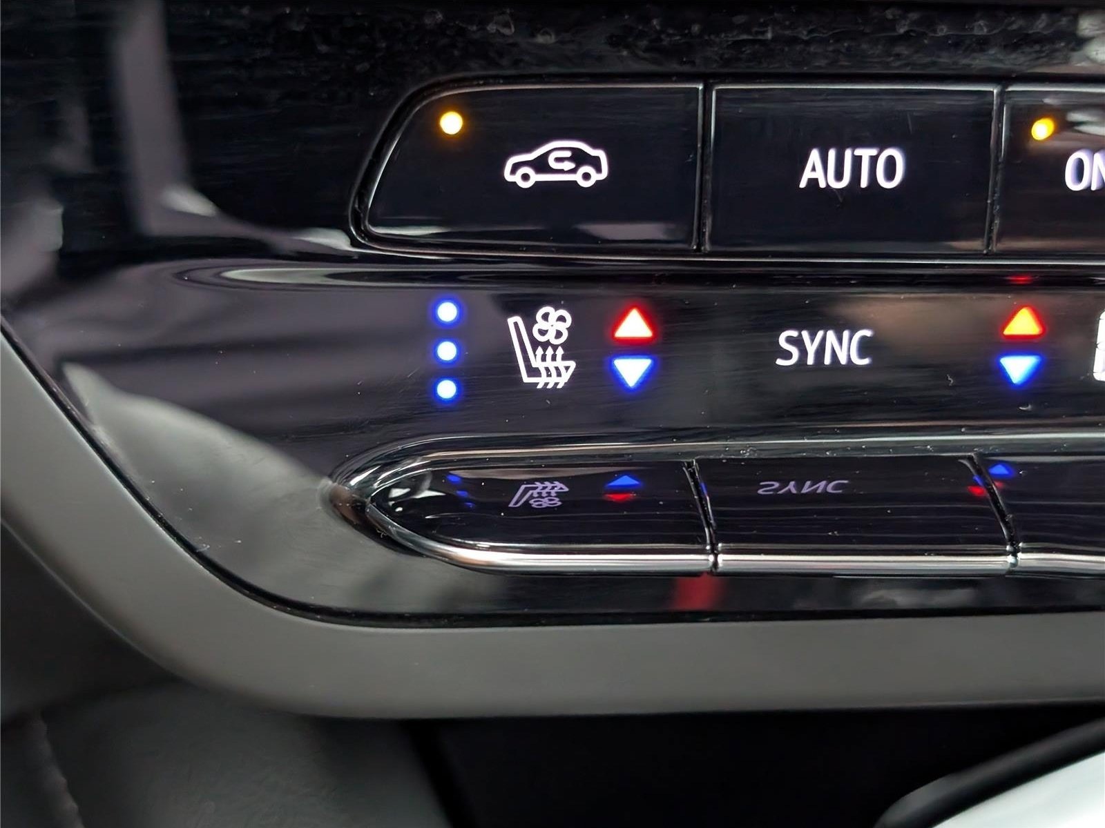 Used 2023 Buick Envision Avenir AWD/4WD image 28