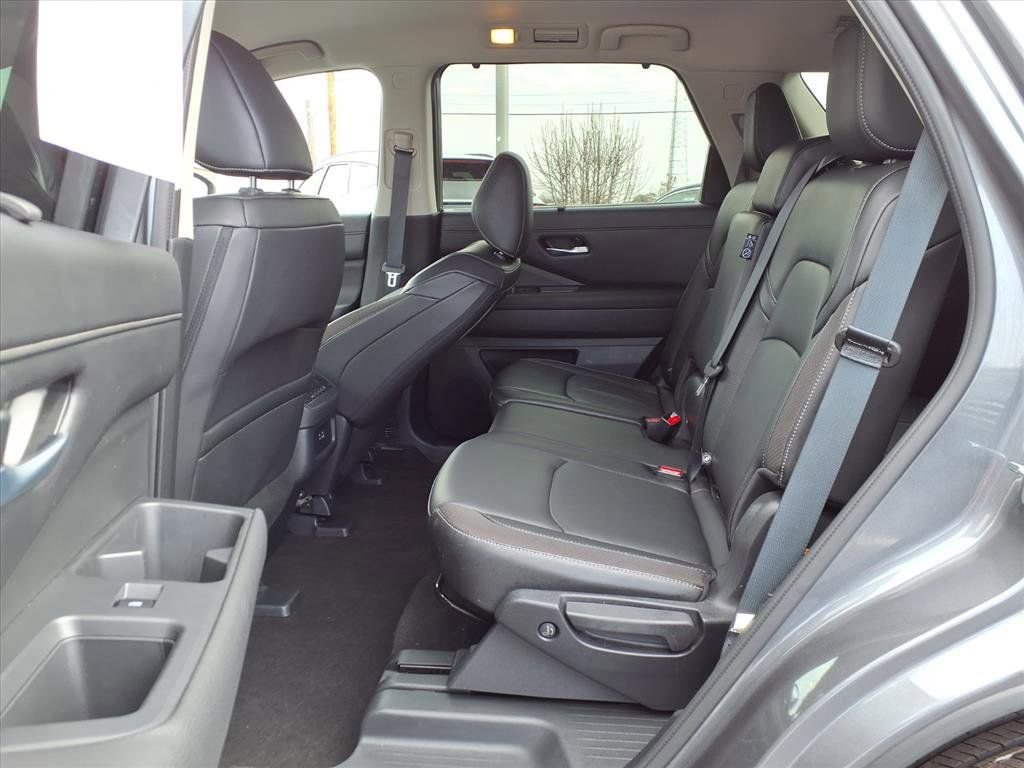 Used 2025 Nissan Pathfinder SL image 22