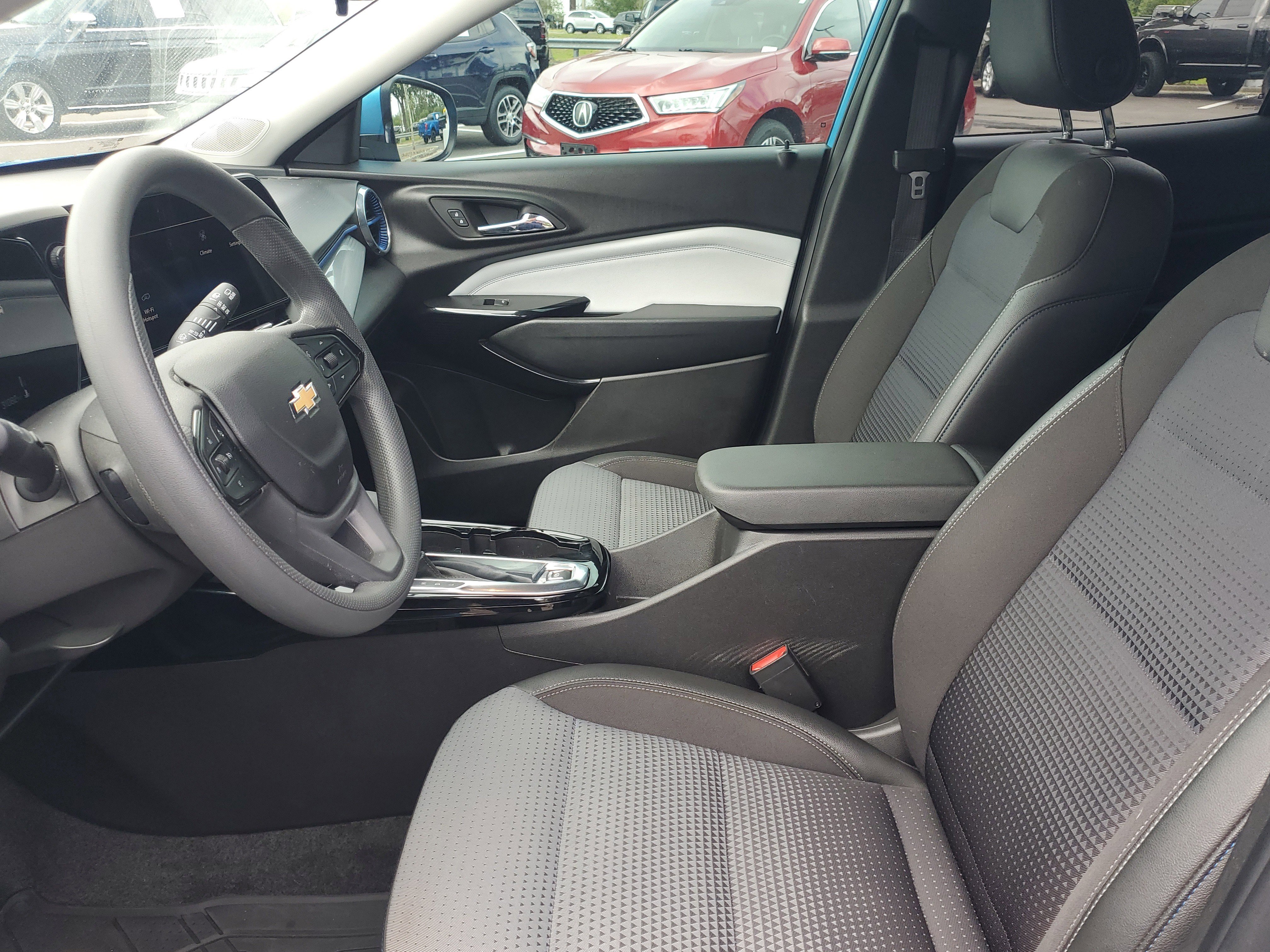 Used 2025 Chevrolet Trax LT image 11