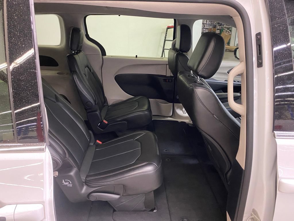 Used 2024 Chrysler Pacifica Touring-L FWD image 16