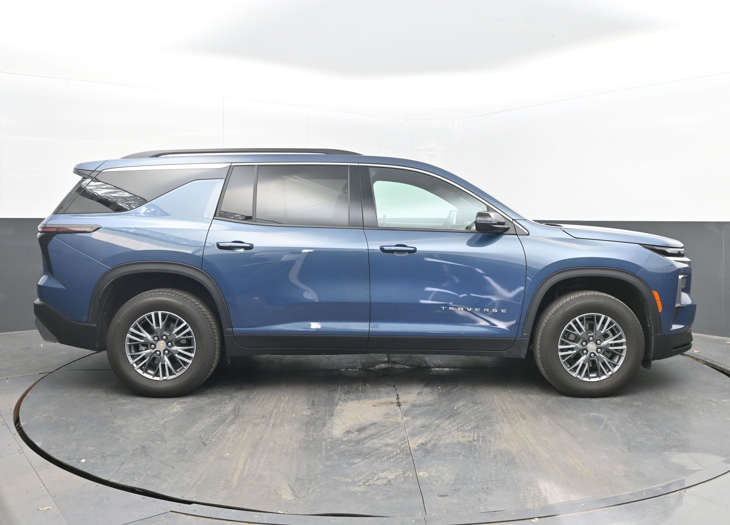Used 2025 Chevrolet Traverse LT image 10