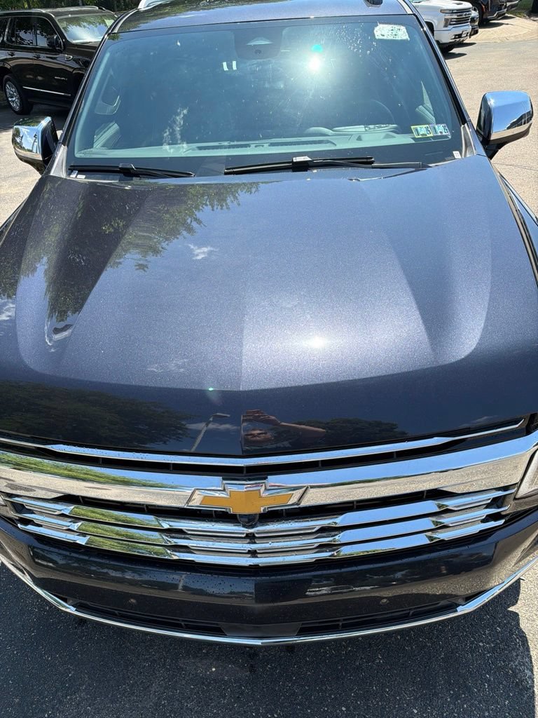 Used 2025 Chevrolet Suburban Premier AWD/4WD image 3