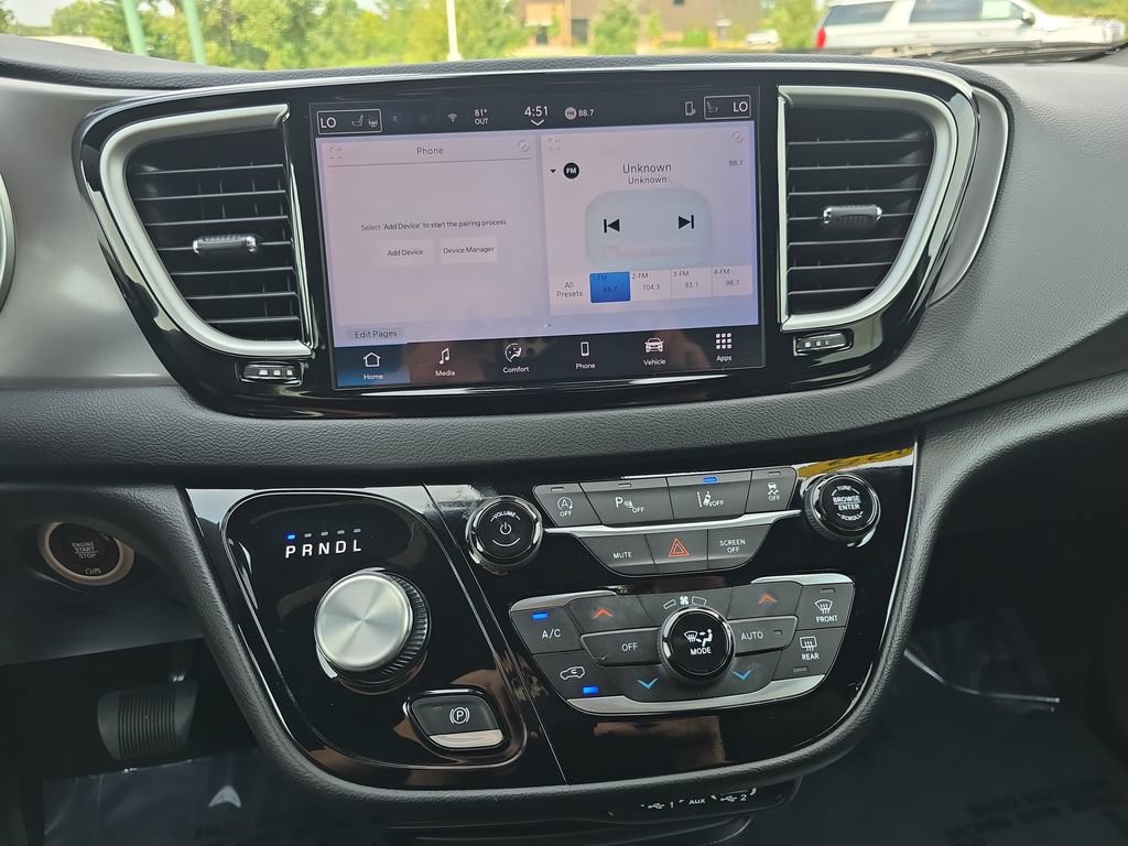 Used 2025 Chrysler Pacifica Select FWD image 23