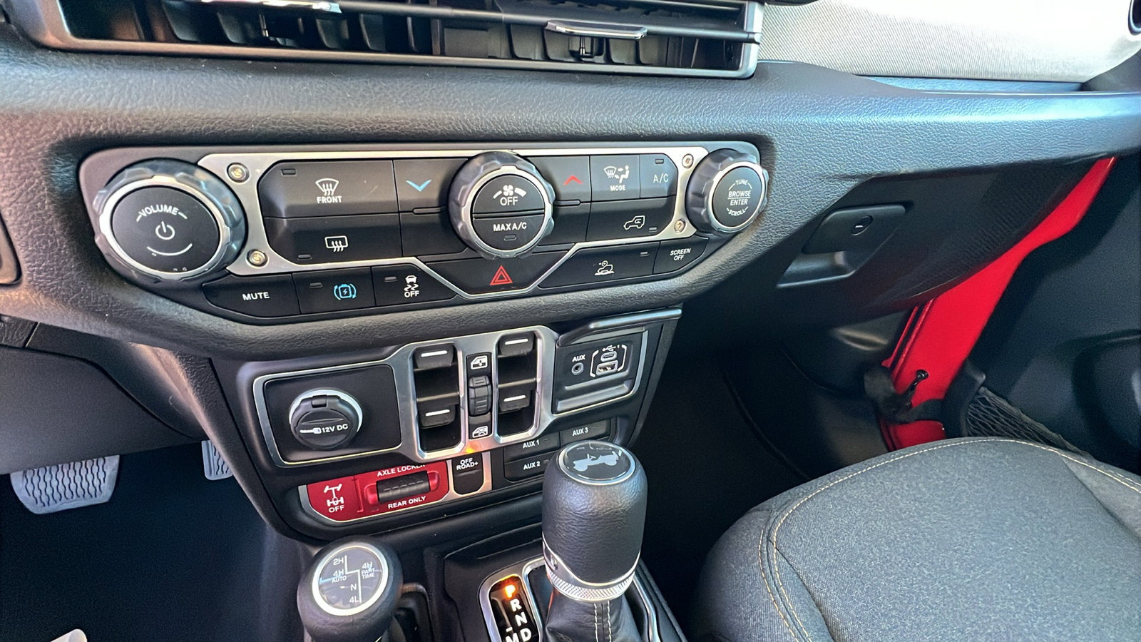 Used 2025 Jeep Wrangler Willys image 32