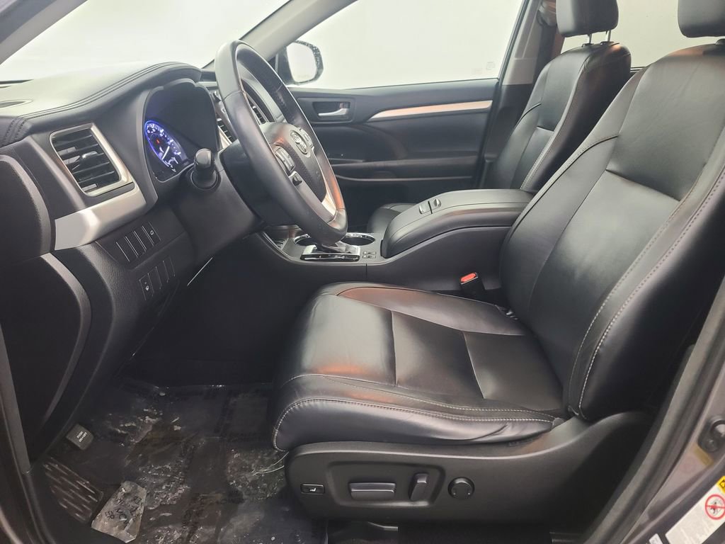 Used 2015 Toyota Highlander XLE image 27