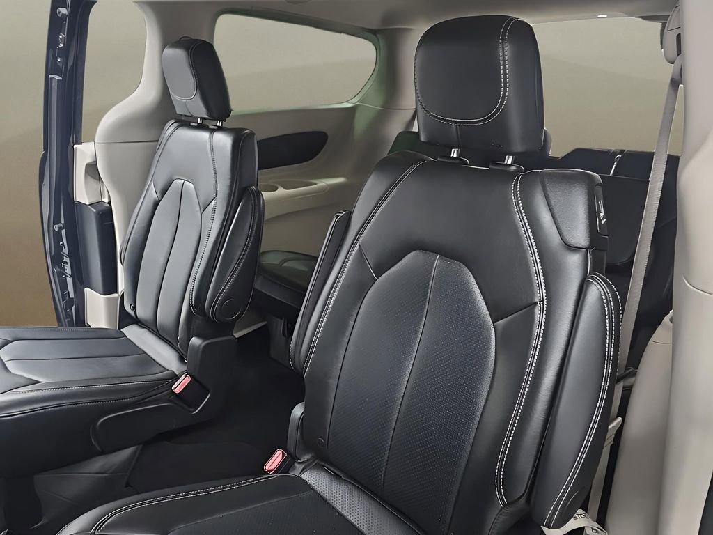 Used 2024 Chrysler Pacifica Touring-L image 15