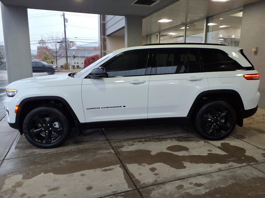 Used 2025 Jeep Grand Cherokee Limited w/ Black Appearance Package image 4