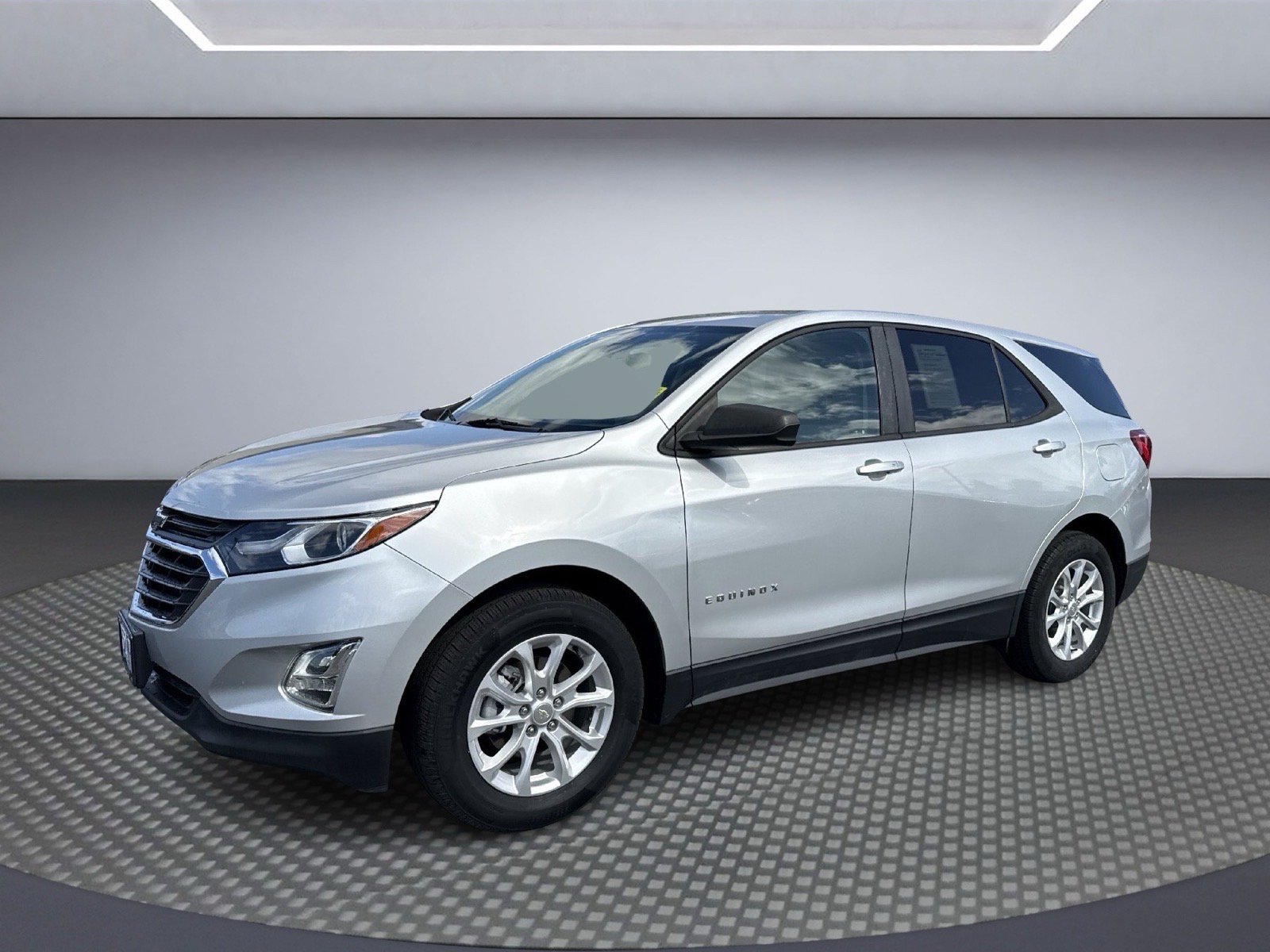 Used 2020 Chevrolet Equinox LS w/ LS Convenience Package FWD image 2