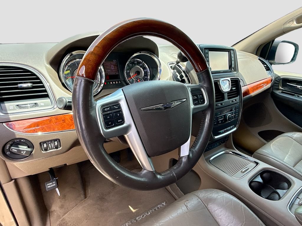 Used 2013 Chrysler Town & Country Limited w/ Luxury Group FWD image 12