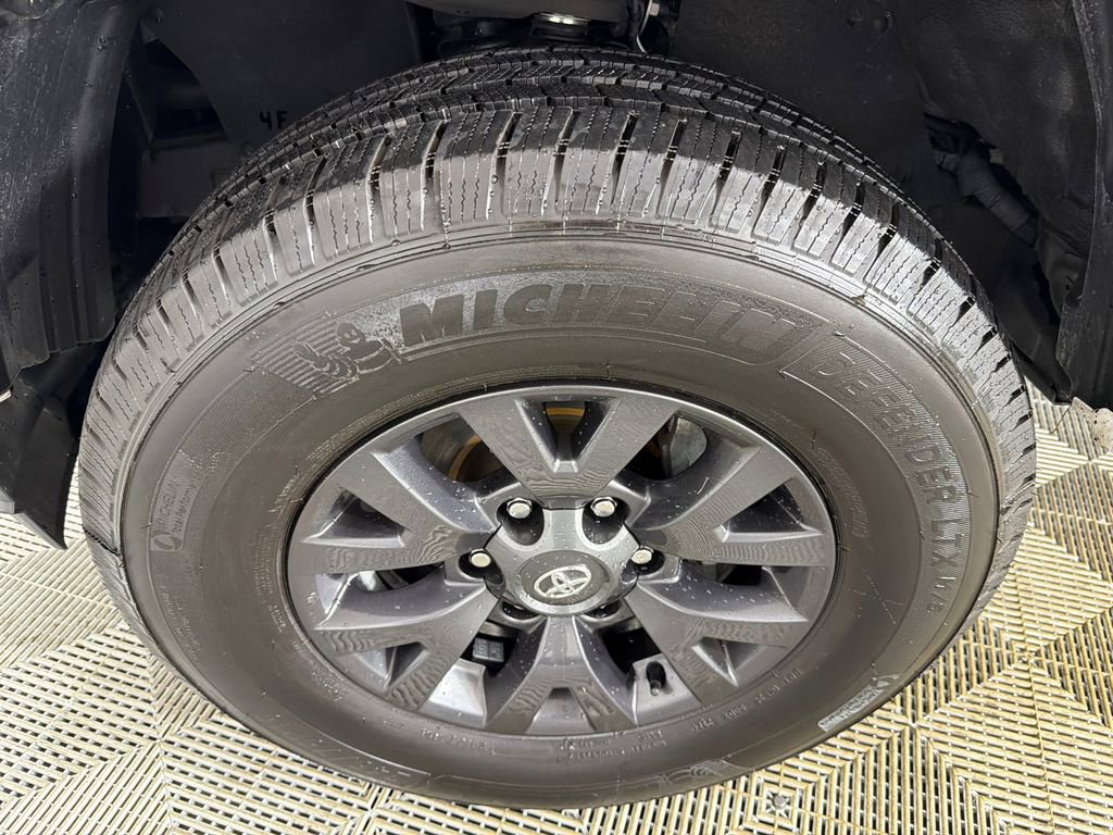 Used 2022 Toyota Tacoma SR5 w/ Technology Package image 11