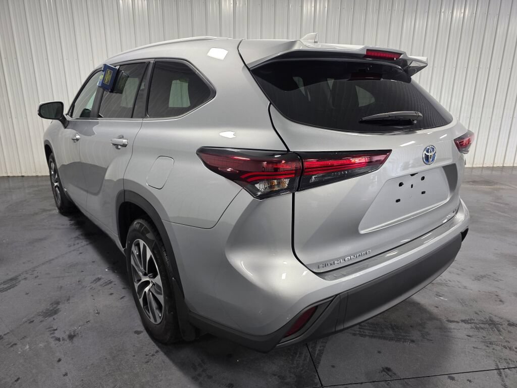 Used 2024 Toyota Highlander XLE AWD/4WD image 3