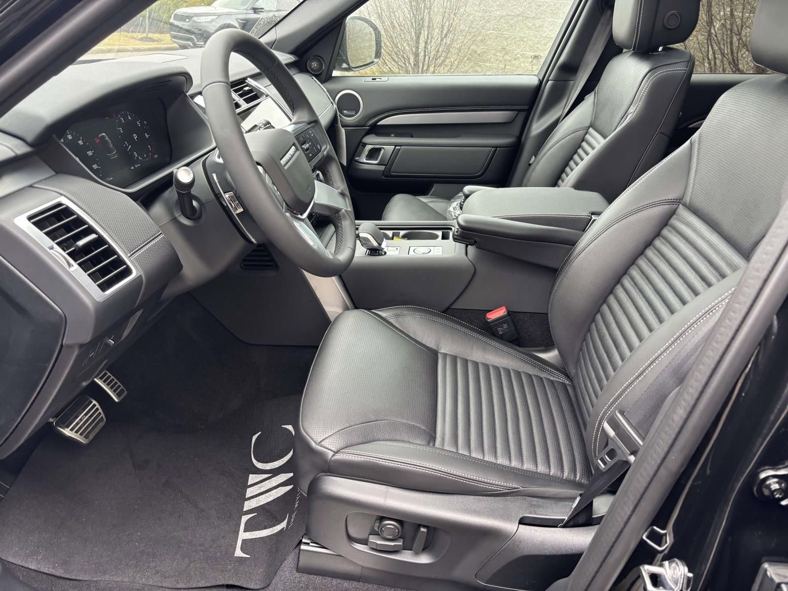 New 2026 Land Rover Discovery Dynamic SE image 10