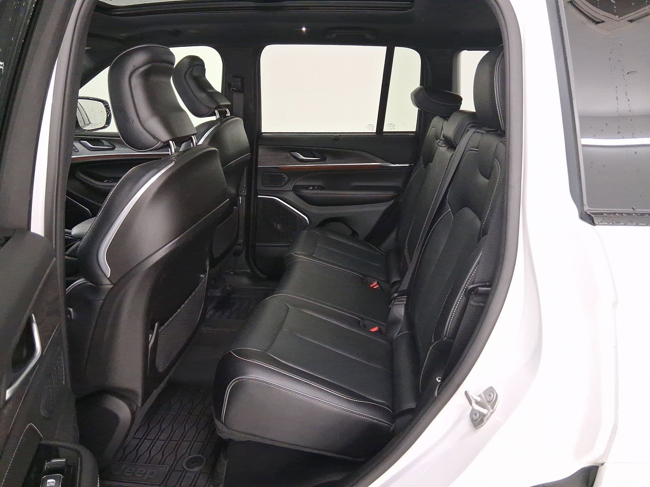 Used 2024 Jeep Grand Cherokee Overland w/ Luxury Tech Group IV image 13