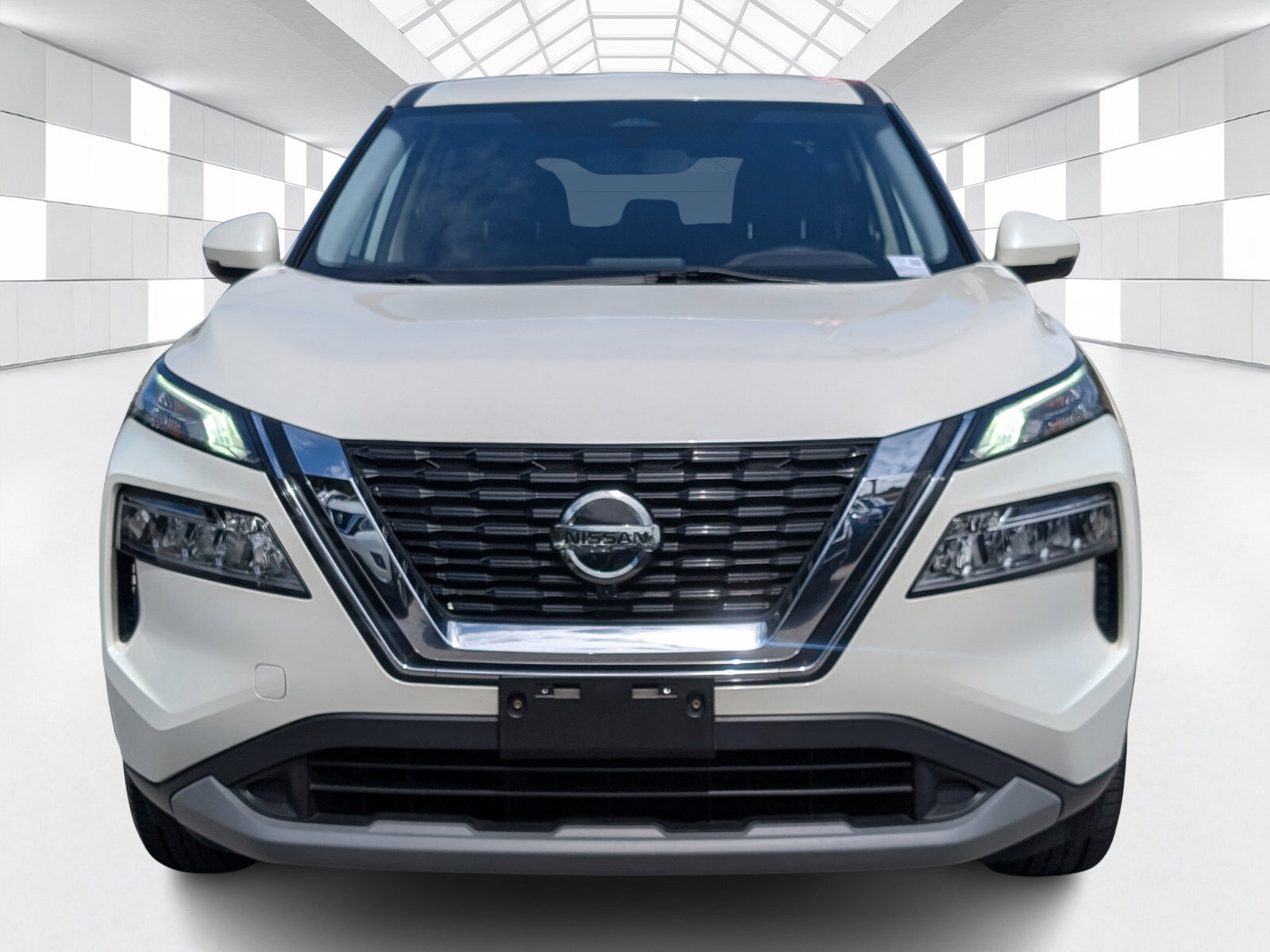 Used 2021 Nissan Rogue SV image 2