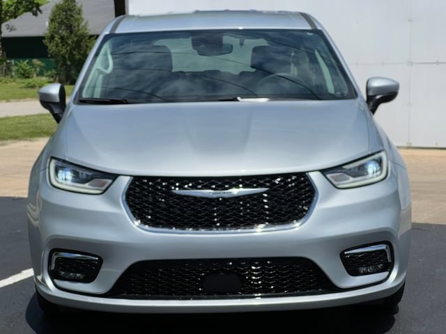 Used 2023 Chrysler Pacifica Touring-L FWD image 44