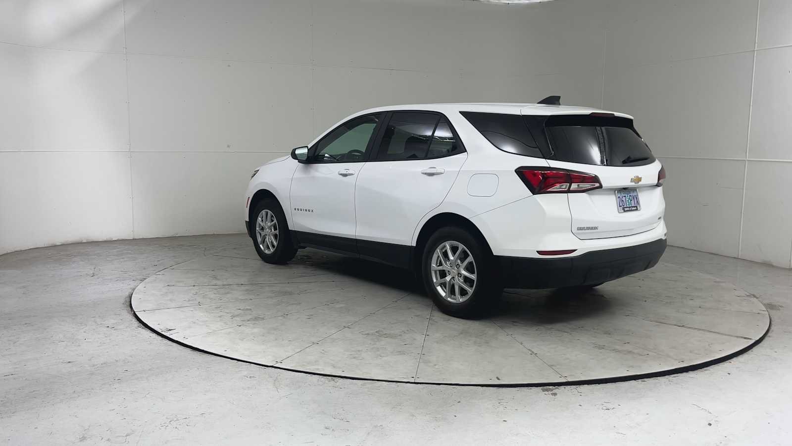 Used 2024 Chevrolet Equinox LS w/ LS Convenience Package AWD/4WD image 3