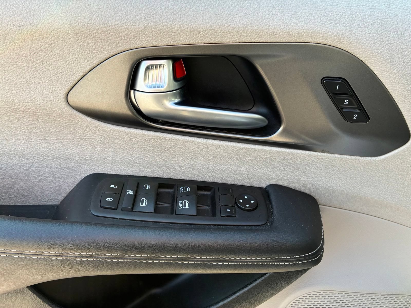 Used 2024 Chrysler Pacifica Touring-L FWD image 5