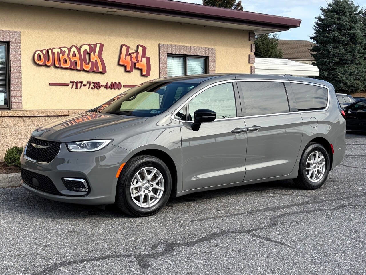 Used 2025 Chrysler Pacifica Select image 4