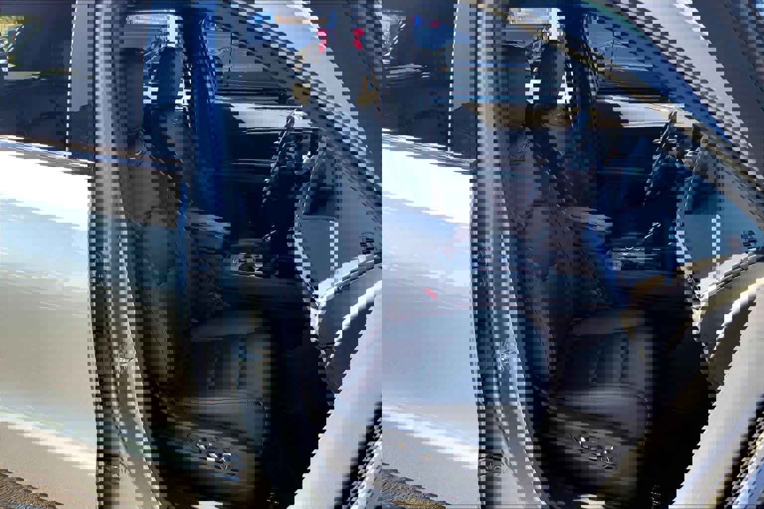 Used 2025 Cadillac XT4 Sport w/ LPO, Onyx Lite Package FWD image 9