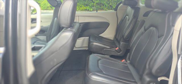 Used 2023 Chrysler Pacifica Touring-L FWD image 16