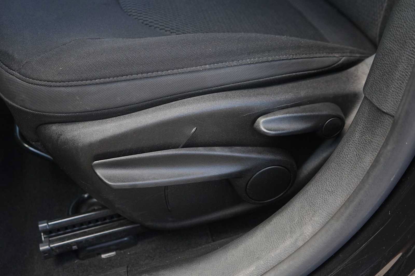 Used 2018 Jeep Renegade Altitude FWD image 12