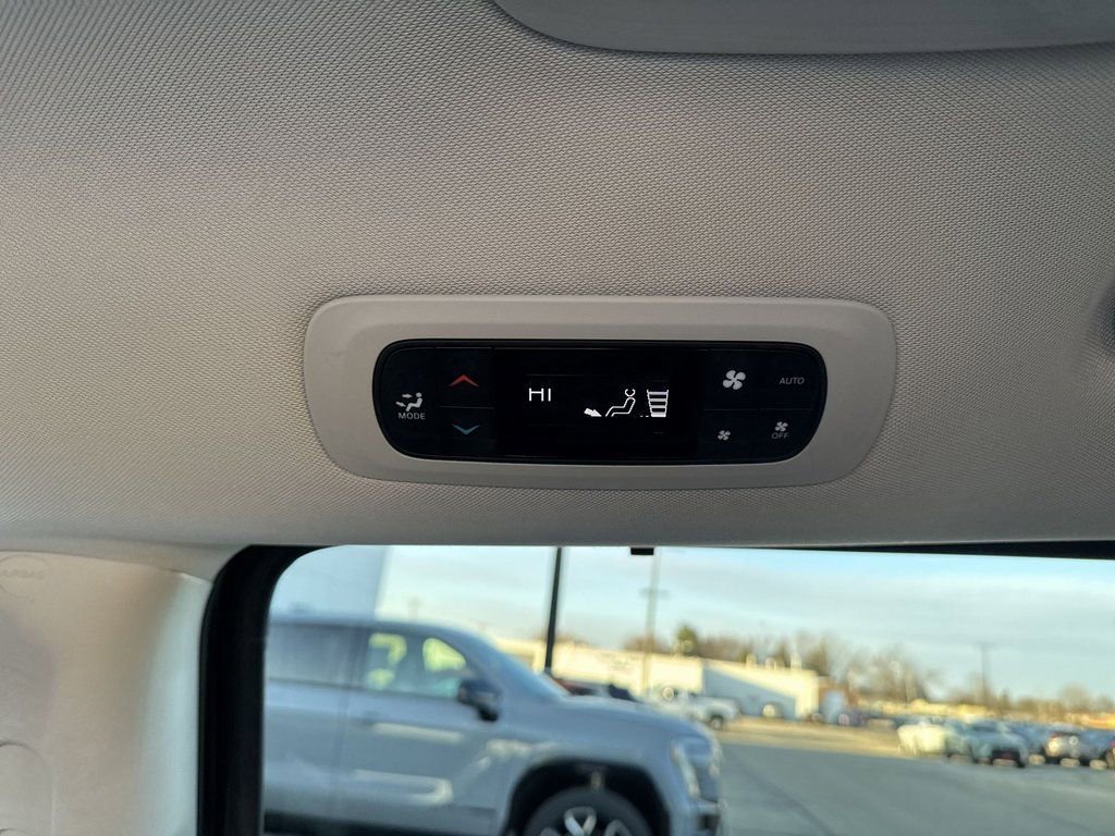 Used 2023 Chrysler Pacifica Touring-L FWD image 26