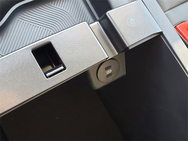 Used 2025 Ford Explorer Active w/ Active Comfort Package image 32