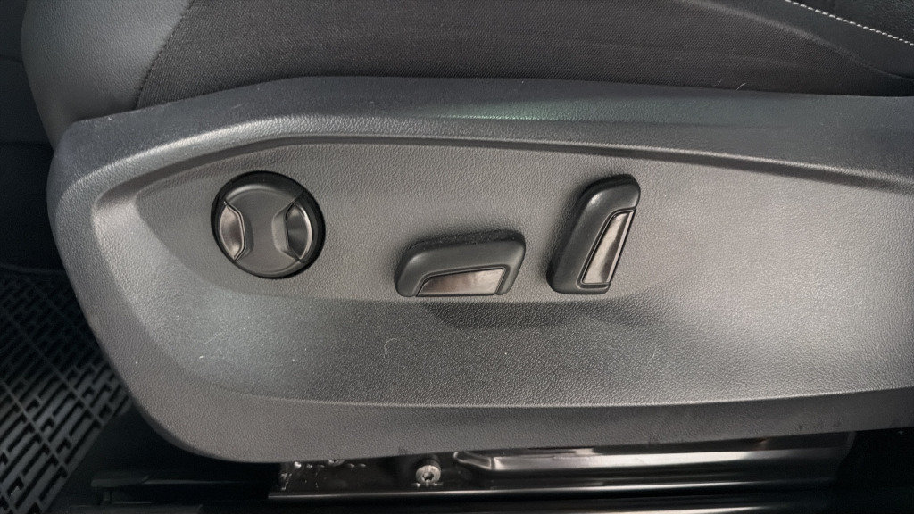 Certified 2023 Volkswagen Tiguan SE R-Line AWD/4WD image 18