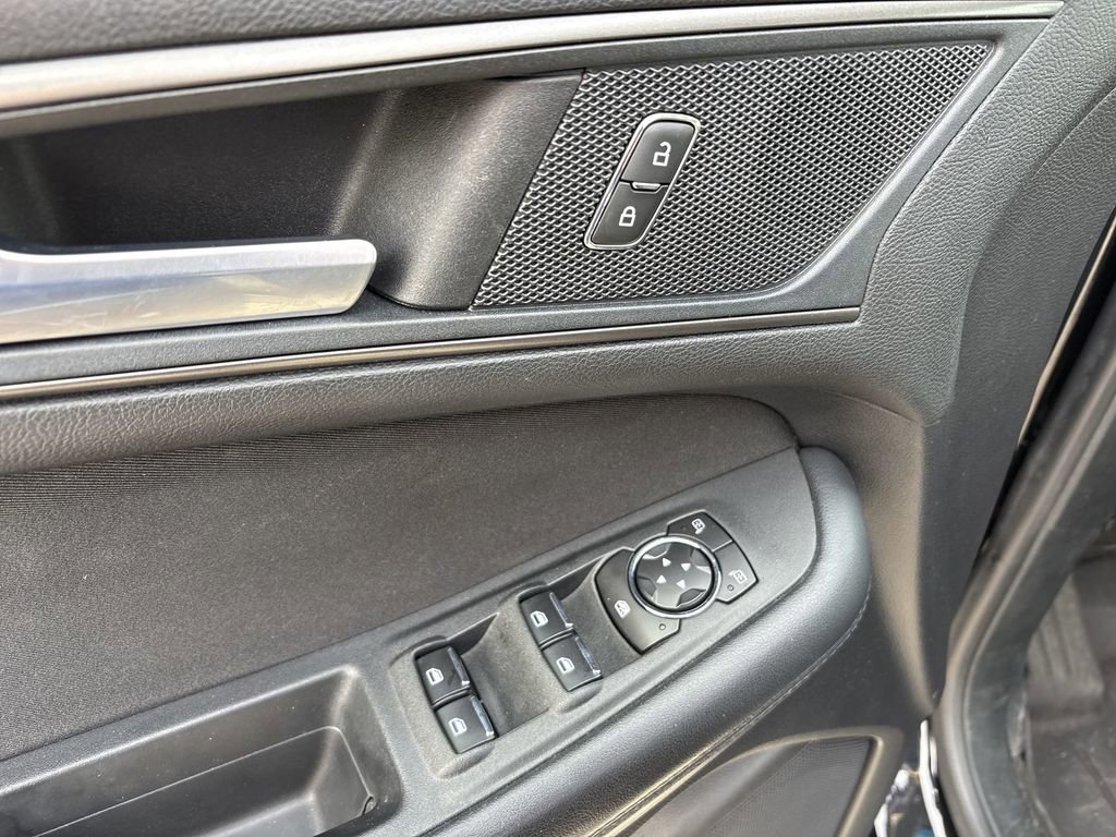 Used 2018 Ford Edge SE image 25