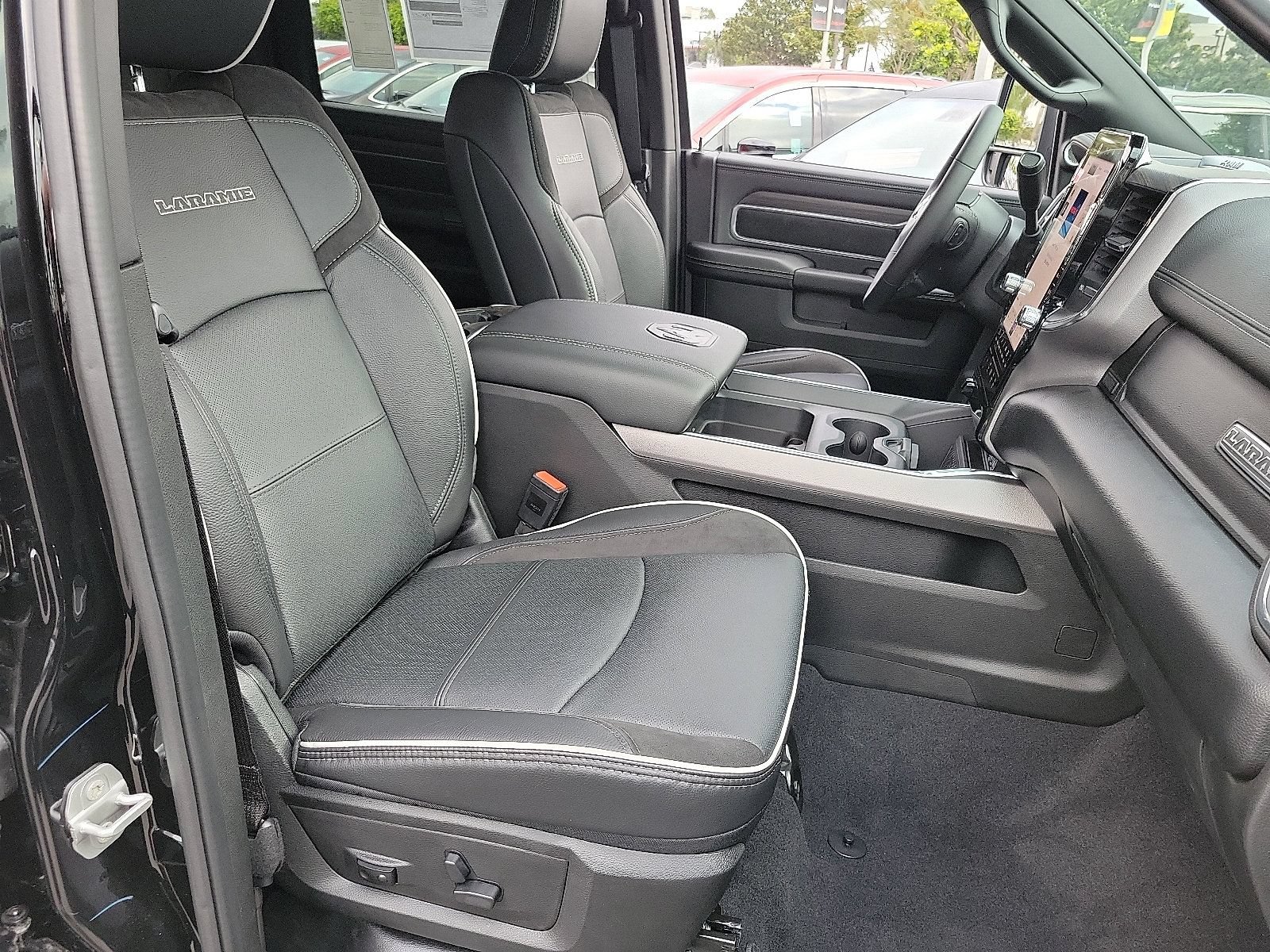 New 2026 RAM 2500 Laramie AWD/4WD image 17
