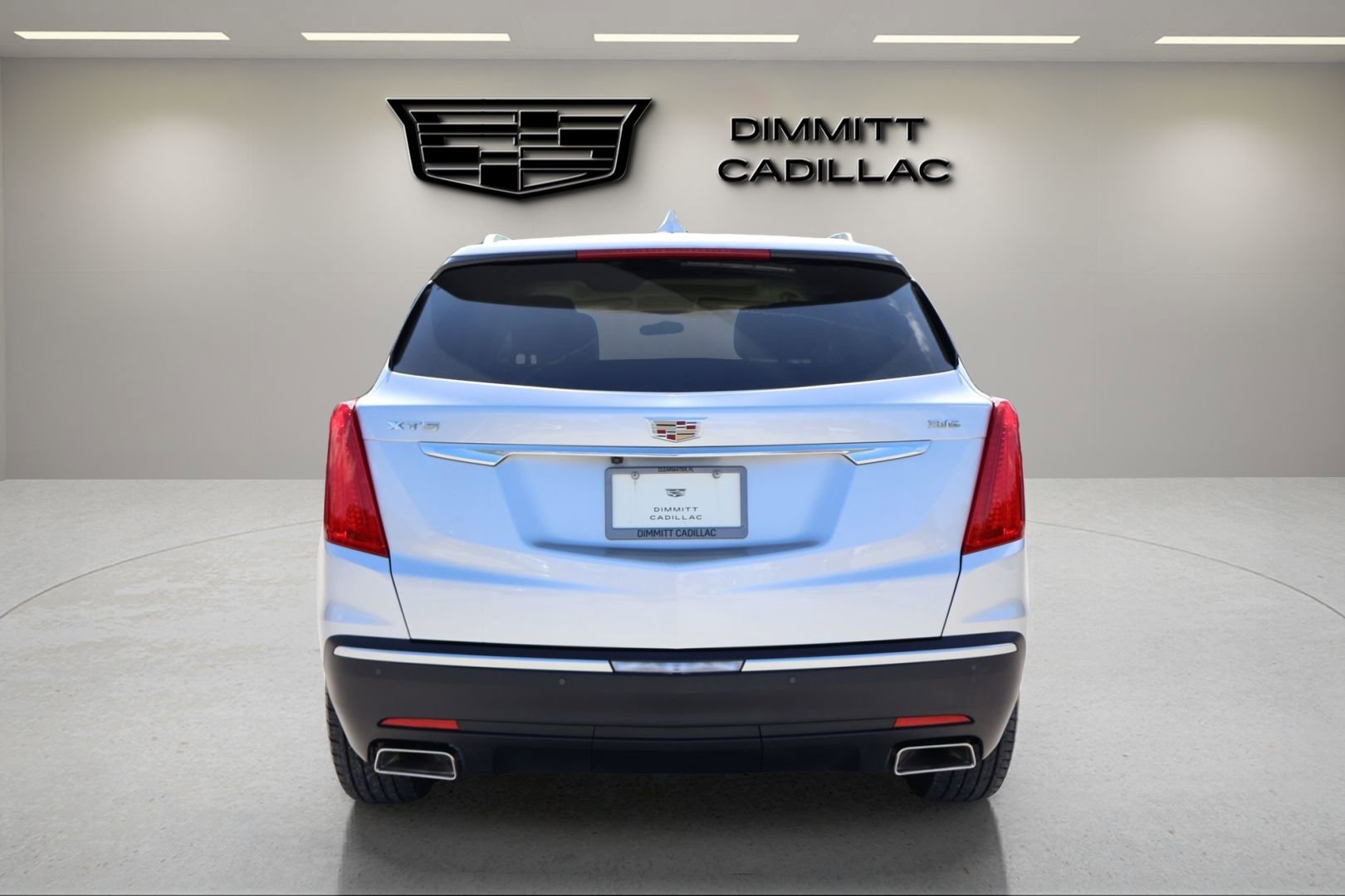 Used 2017 Cadillac XT5 Luxury w/ Driver Awareness Package FWD image 4