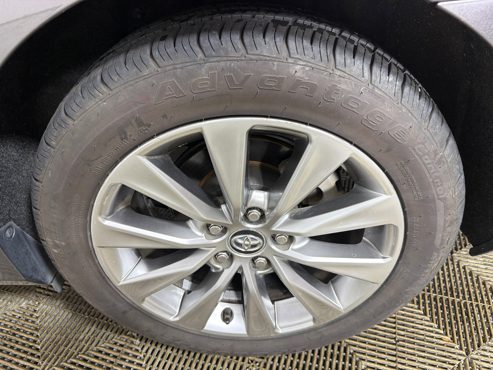 Used 2017 Toyota Camry XLE FWD image 19