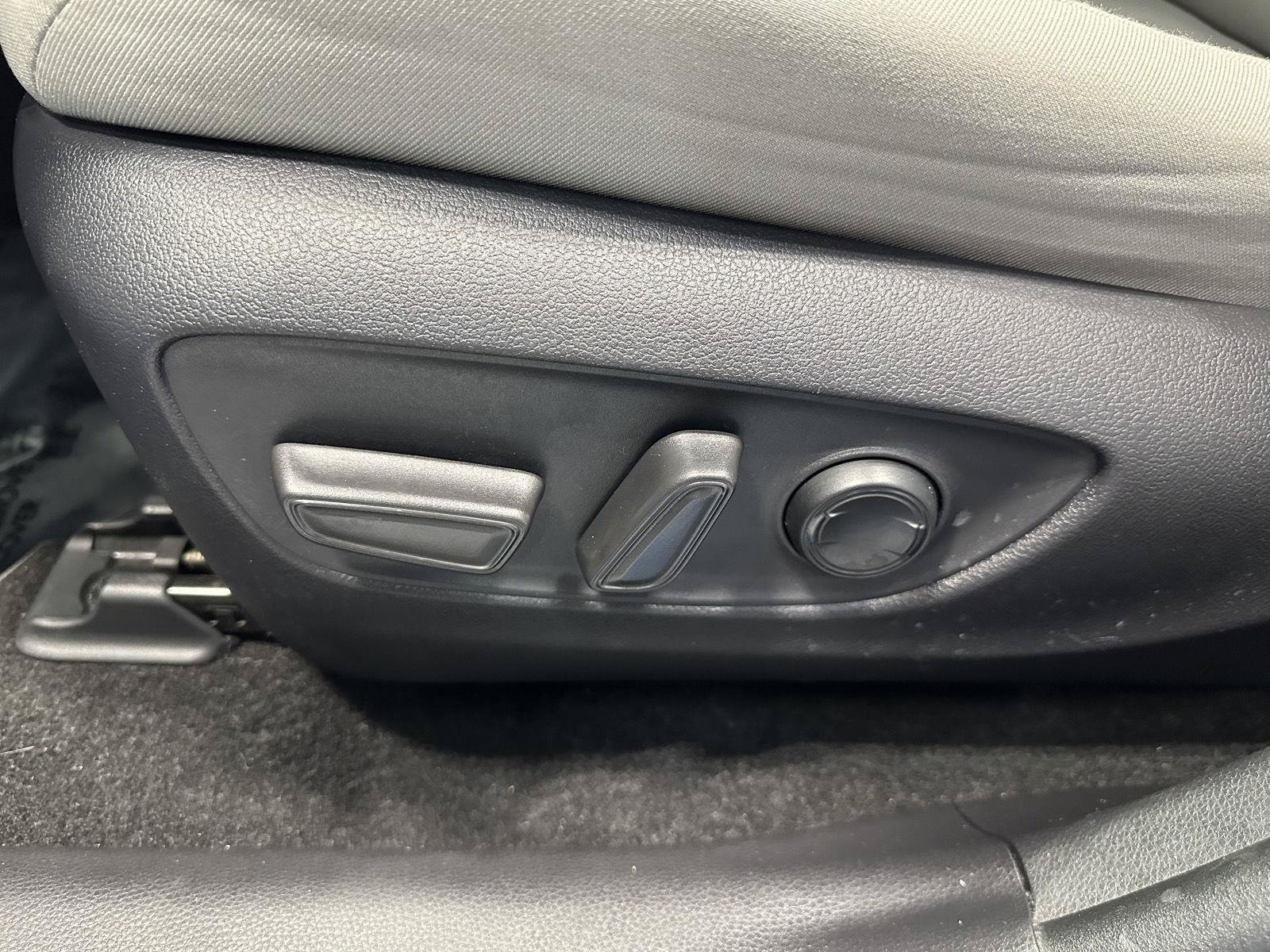 Used 2019 Toyota RAV4 XLE w/ Convenience Package AWD/4WD image 17