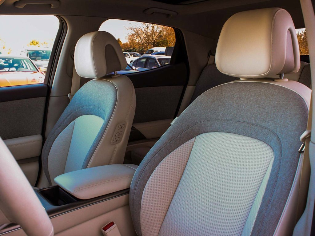 Used 2025 Genesis GV60 Advanced image 34