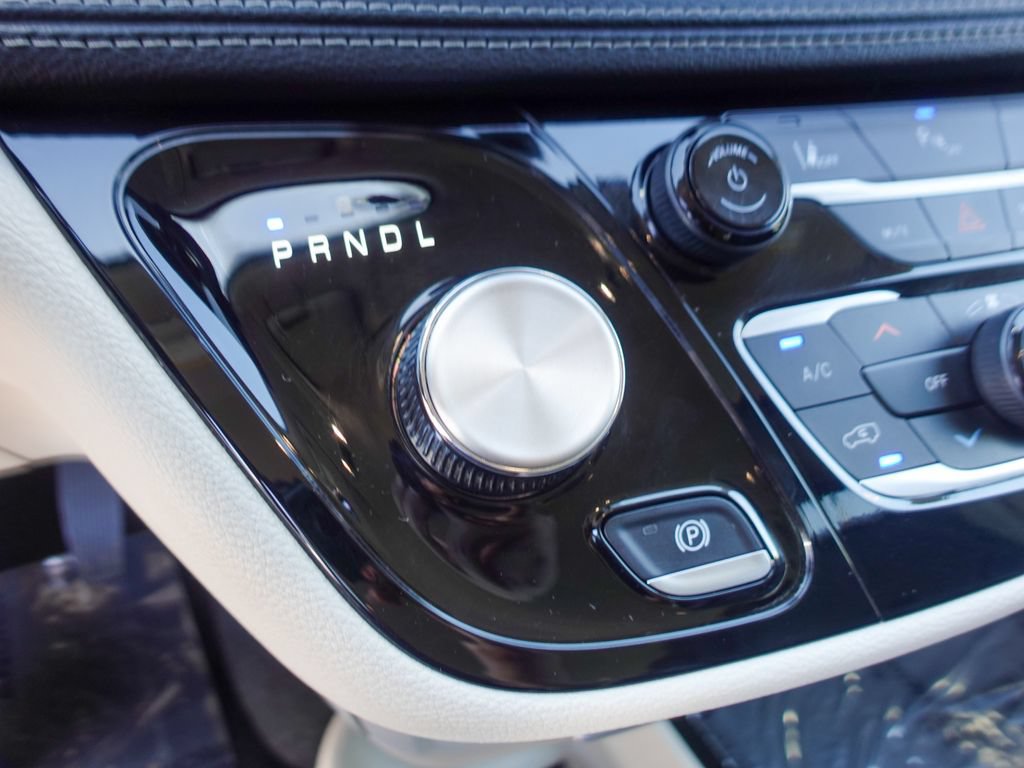 Used 2024 Chrysler Pacifica Limited FWD image 19