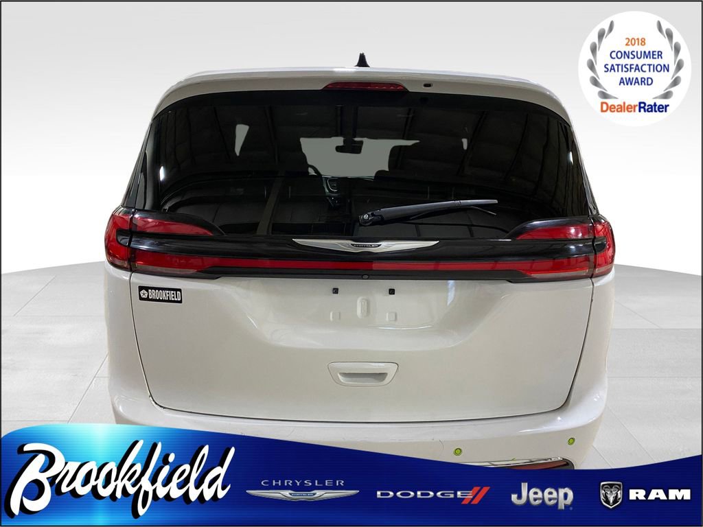 Used 2023 Chrysler Pacifica Touring image 4