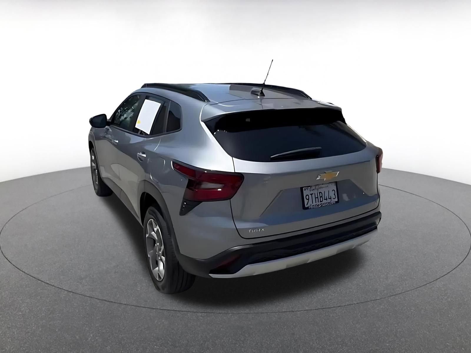 Used 2025 Chevrolet Trax LT FWD image 11