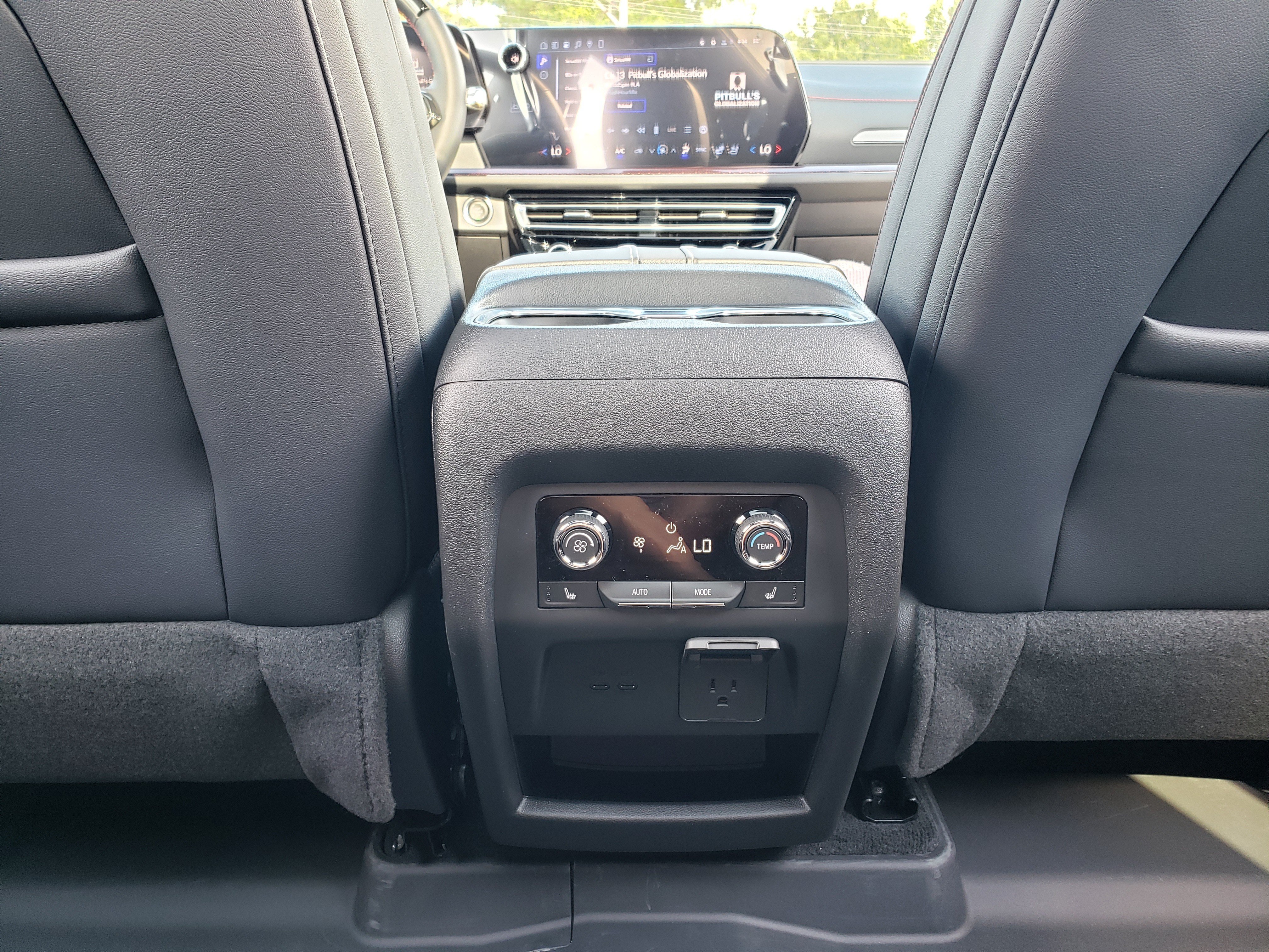 New 2026 Chevrolet Traverse RS w/ LPO, Floor Liner Package FWD image 36