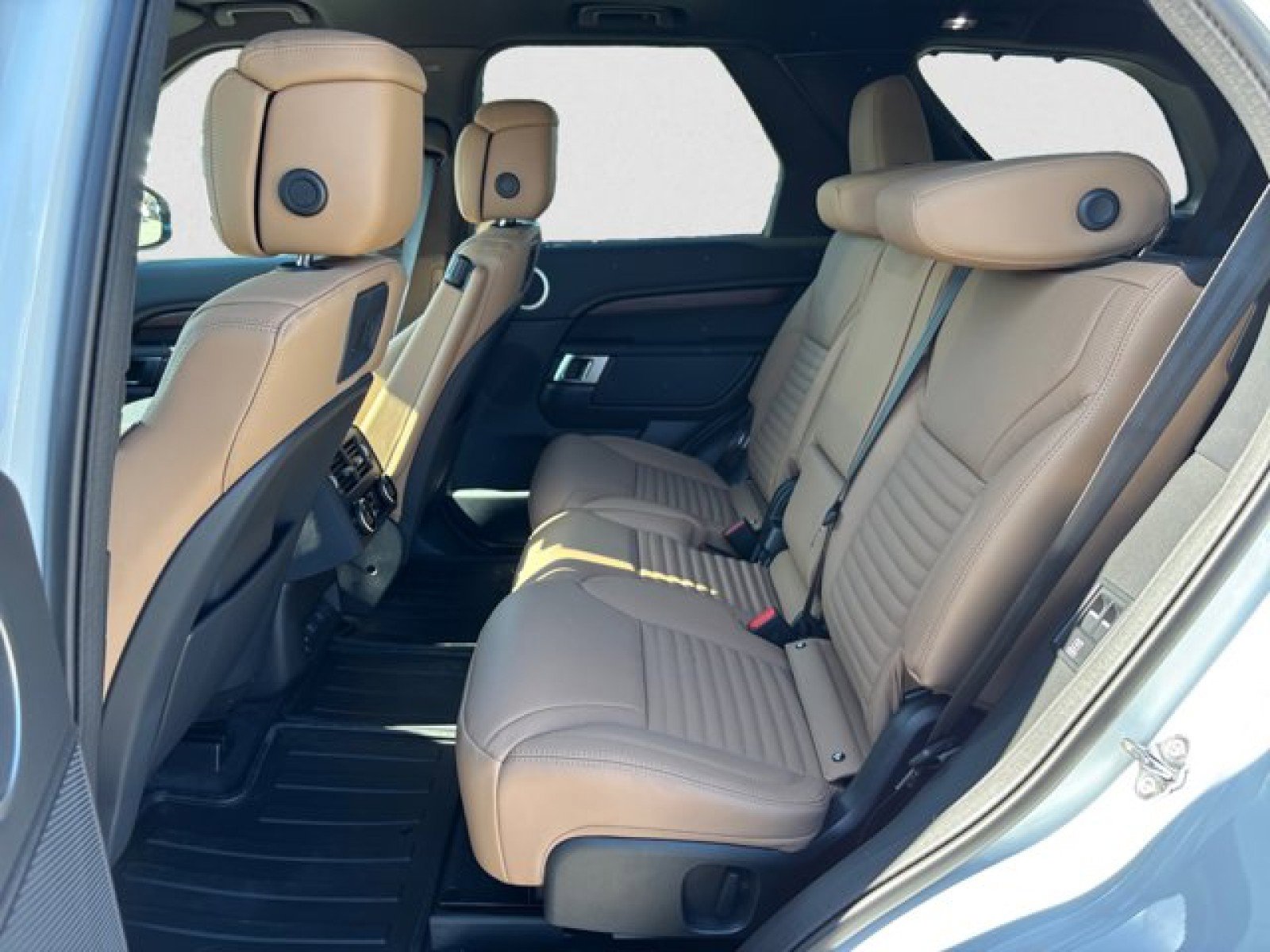 New 2025 Land Rover Discovery Dynamic SE image 18