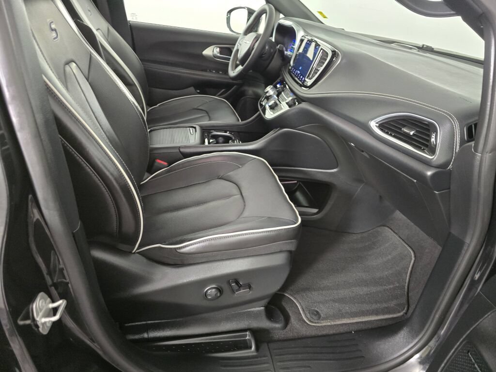 Used 2023 Chrysler Pacifica Limited w/ Uconnect Theater Family Group FWD image 41