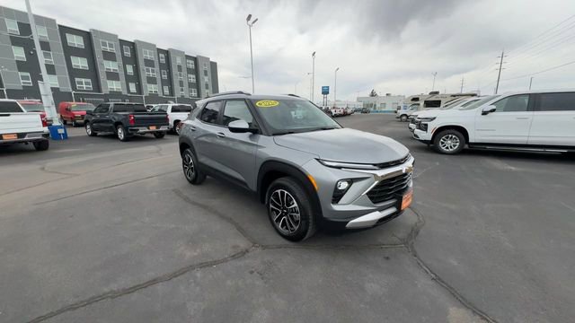 Used 2025 Chevrolet TrailBlazer LT image 2