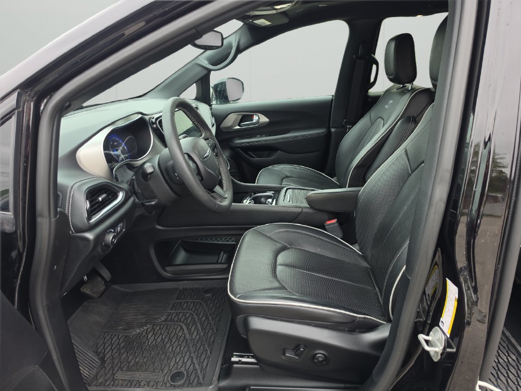 Used 2024 Chrysler Pacifica Limited w/ S Appearance Package FWD image 16