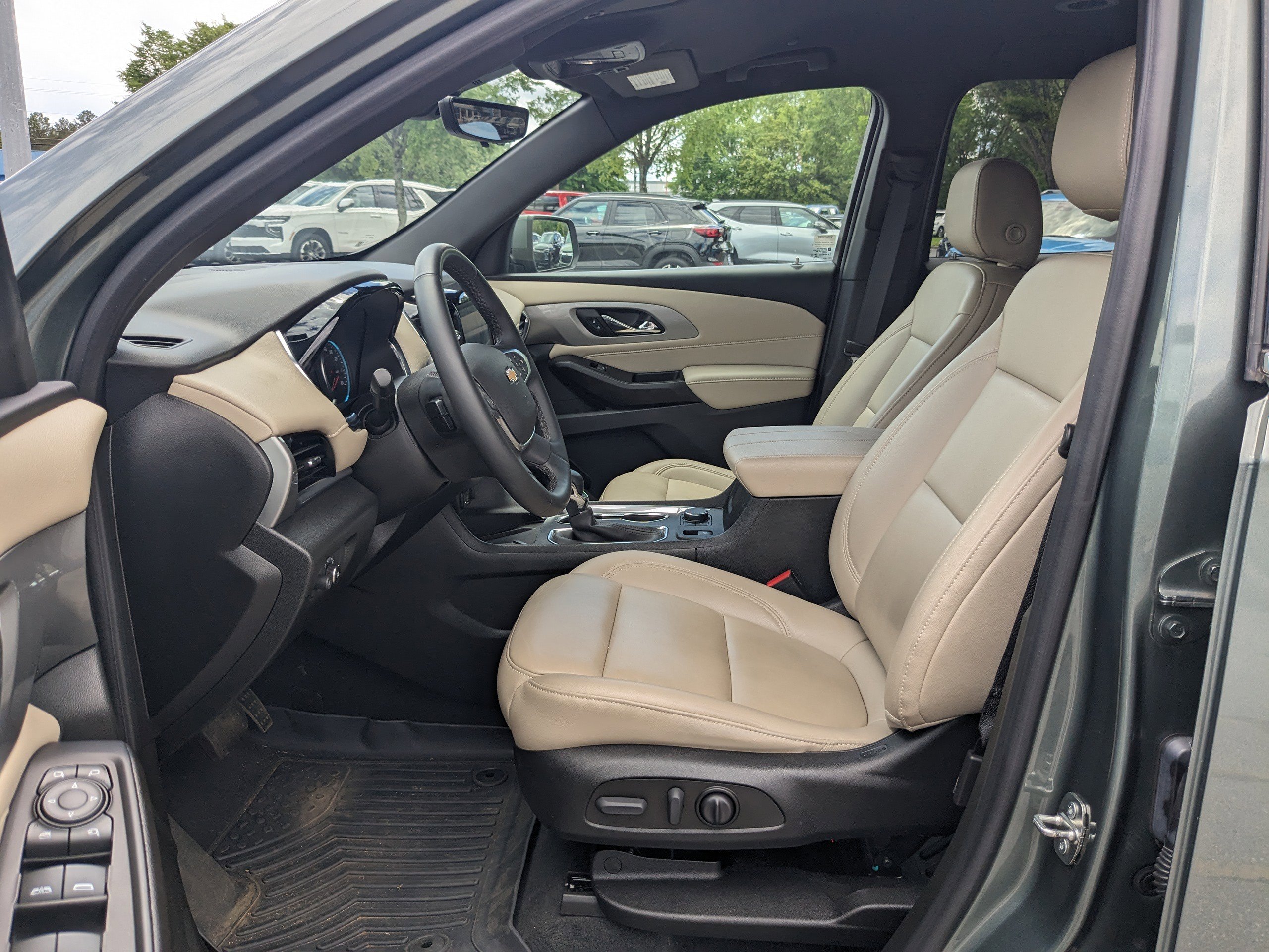 Used 2023 Chevrolet Traverse LT w/ LT Premium Package image 22