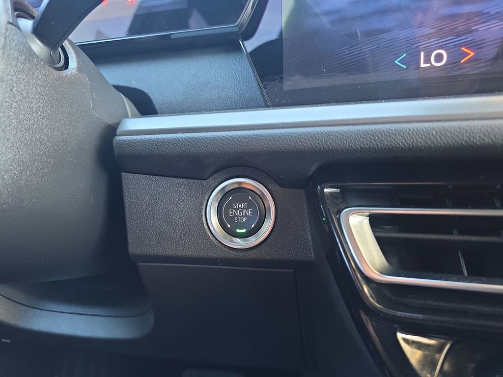 Used 2025 Chevrolet Traverse LT image 17