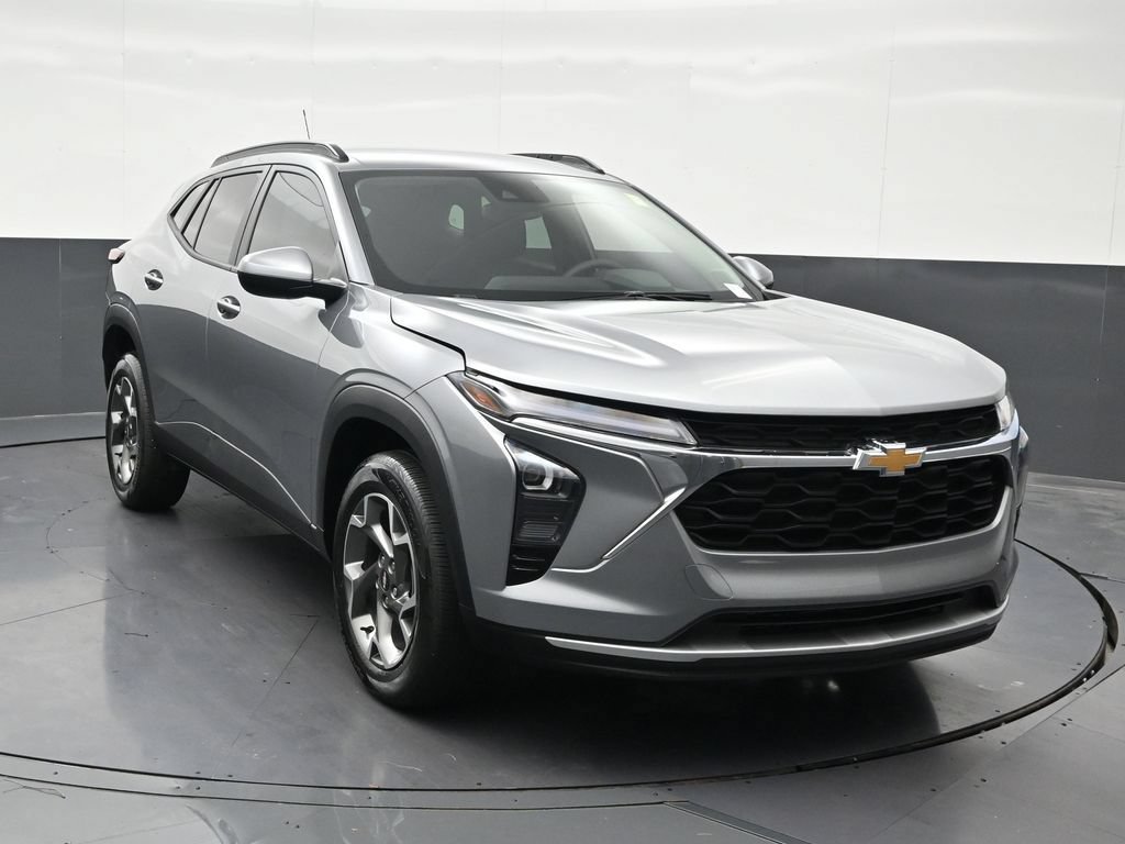Used 2025 Chevrolet Trax LT FWD image 8
