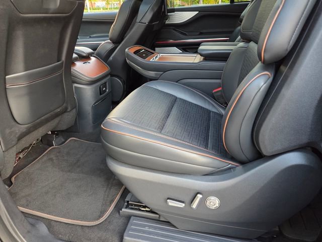 Used 2025 Lincoln Navigator L Black Label AWD/4WD image 10