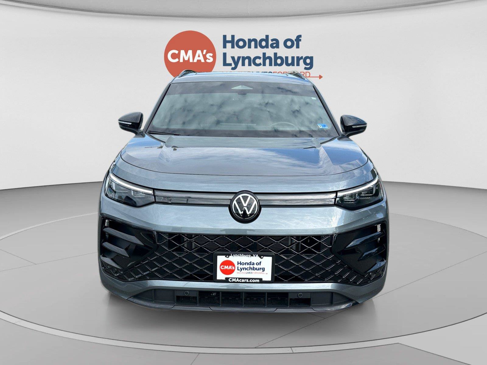 Used 2025 Volkswagen Tiguan SE R-Line AWD/4WD image 8