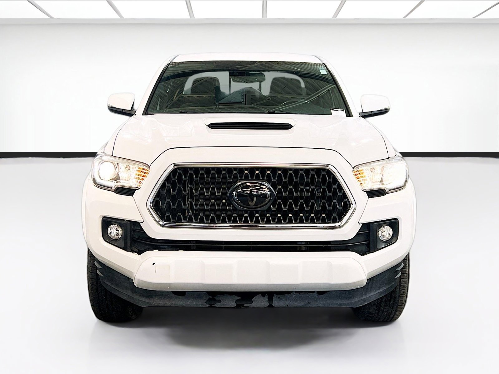 Used 2018 Toyota Tacoma TRD Sport w/ Technology Package RWD image 2
