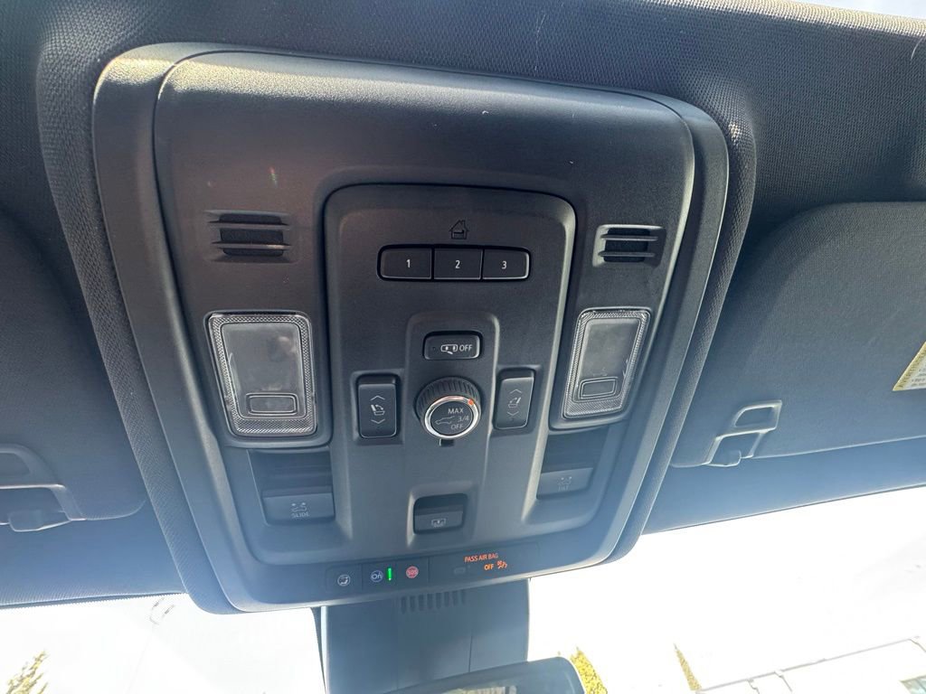 Used 2023 GMC Yukon SLT w/ SLT Luxury Package image 28