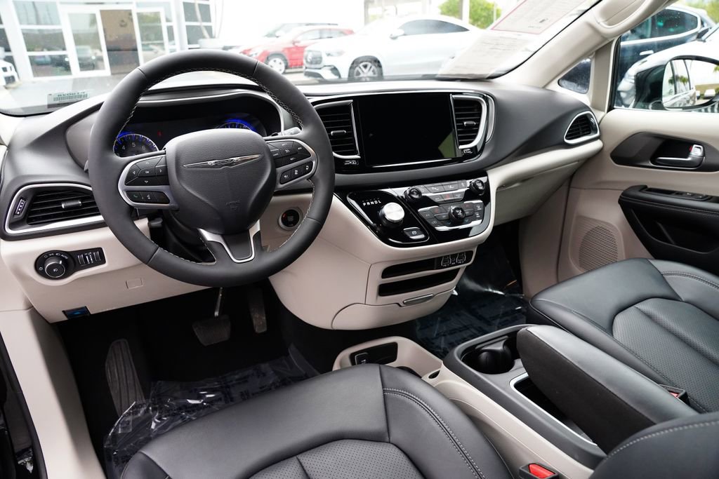Used 2024 Chrysler Pacifica Touring-L image 33